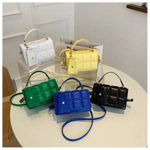 Dettaglio borse a mano trapuntate a scacchi in cinque colori con mini pochette e tracolle