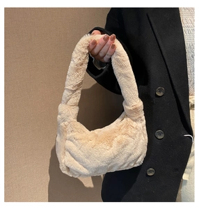 Gros plan d'un sac à main beige en peluche montrant la texture douce et le style tendance