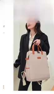 Details des beigen wasserdichten Business-Rucksacks mit orangefarbenen Lederakzenten