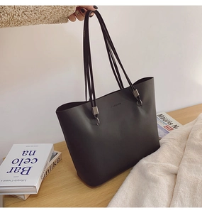 Détails du sac cabas en cuir noir avec gravure de mode et boucle métallique