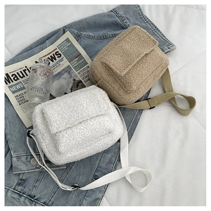 Détail des sacs à rabat en polaire crème et camel avec bandoulière large réglable
