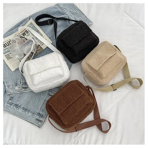 Détail de sacs à bandoulière en laine d'agneau colorée avec sangles ajustables