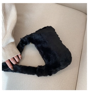 Détail de la matière en peluche noire douce et fausse fourrure de ce mini sac hobo chic