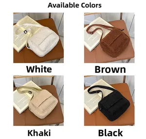 Détail des sacs bandoulière en peluche disponibles en blanc, marron, kaki et noir