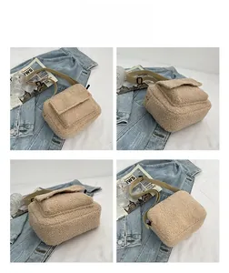 Vues détaillées sous plusieurs angles d'un sac bandoulière en sherpa beige avec sangle