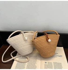 Détail d'un sac seau tissé avec perles décoratives en couleurs crème et camel