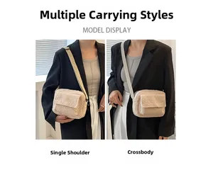 Présentation du sac en peluche crème porté à l'épaule et en bandoulière par le mannequin