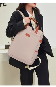 Details des beigen wasserabweisenden Laptop-Rucksacks mit braunen Lederakzenten