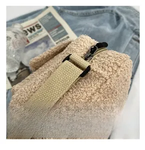 Détail du sac en fausse fourrure kaki avec bandoulière large et boucle métallique