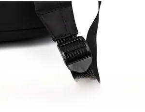 Detail der verstellbaren Schultergurtschnalle und verstärkten Nähten am schwarzen Rucksack