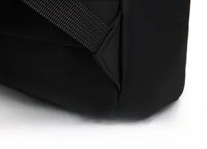 Makroaufnahme der verstärkten Dreiecksnaht am Schultergurt des schwarzen Laptop-Rucksacks