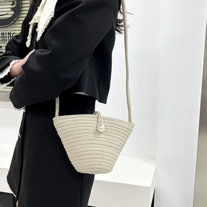 Sac seau tissé crème chic avec détail grande perle et fine bandoulière pour femme