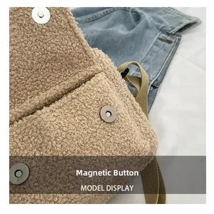 Détail de la fermeture magnétique d'un petit sac bandoulière en laine d'agneau