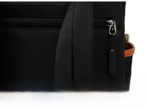 Detail der weich gepolsterten Schultergurte und Metallreißverschlüsse an schwarzem Rucksack