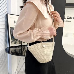 Sac seau en paille tressée beige avec grand fermoir perle et fine bandoulière réglable