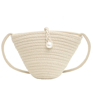 Sac seau tissé à la main blanc crème avec grande boucle de perle et fine bandoulière