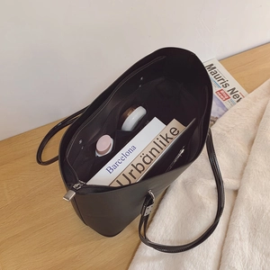 Vue de dessus du grand sac cabas en cuir noir montrant l'intérieur spacieux