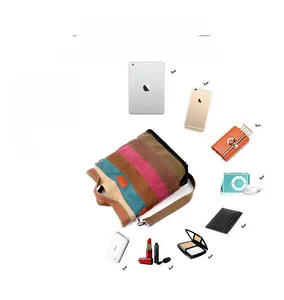 Sac fourre-tout rayé en toile spacieux montrant l'espace pour iPad, appareil et mobile