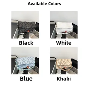 Détails des sacs à bandoulière en noir, blanc, bleu et kaki avec des motifs de fleurs