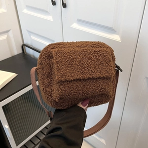 Sac Bandoulière Carré en Peluche Laine d'Agneau pour Femme Design Minimaliste à Rabat pour Automne Hiver Couleur Unie Casual