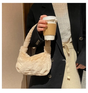 Texture détaillée du sac sous le bras en fausse fourrure blanc cassé avec finition pelucheuse
