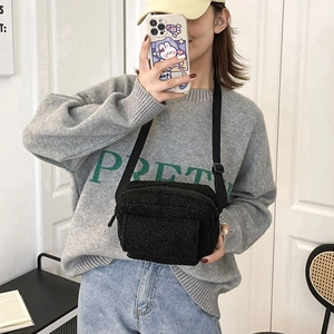 Sac bandoulière minimaliste noir en laine d'agneau pour femmes avec sangle réglable en automne