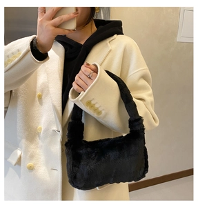 Sac à main chic en peluche noire en fausse fourrure assorti à un manteau d'hiver