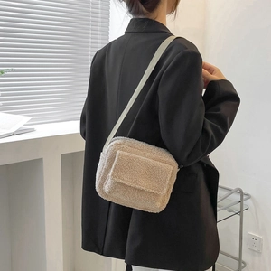 Sac à bandoulière beige en laine d'agneau pour femme avec rabat et sangle