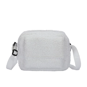 Petit sac bandoulière blanc en fausse fourrure pelucheuse avec rabat et sangle