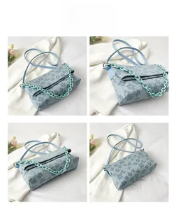 Vues détaillées du sac bandoulière en toile bleu clair à fleurs avec chaîne déco