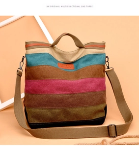 Détail d'un sac cabas en toile à rayures colorées avec liseré orange et bandoulière