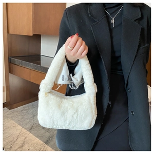 Détail d'un mini sac à main blanc en fausse fourrure avec texture douce et zip doré