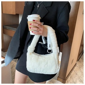 Gros plan du sac hobo en fausse fourrure blanche avec fermeture éclair et texture douce