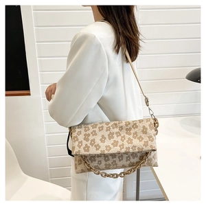 Détail du sac bandoulière floral avec chaîne épaisse et bandoulière réglable