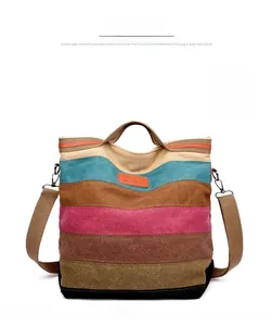 Vue frontale du grand sac cabas en toile avec design patchwork coloré et étiquette orange