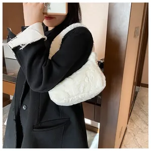 Détail d'un sac sous les aisselles en peluche blanche avec une bandoulière douce