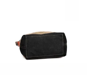 Détail du fond renforcé en toile noire du sac avec des surpiqûres rectangulaires solides