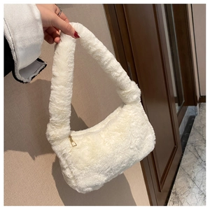 Détail du sac hobo en peluche blanche montrant la fourrure et la fermeture dorée