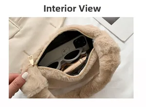 Vue intérieure du sac en peluche beige montrant l'espace pour téléphone et lunettes