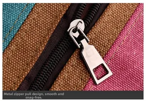 Détail de la fermeture éclair en métal sur un sac à main en toile à rayures