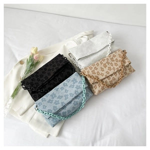 Détails de quatre sacs bandoulière pastel avec texture florale et bandoulières à grosse chaîne