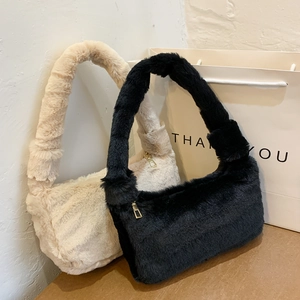 Sacs à bandoulière en fausse fourrure beige et noire avec une texture douce et zip doré