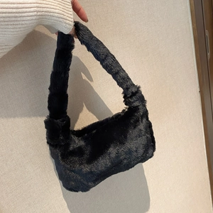 Sac sous le bras en fausse fourrure noire chic avec texture moelleuse et design épuré