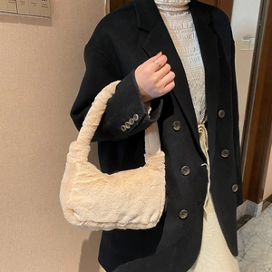 Sac sous le bras chic en fausse fourrure beige pour femme avec design en peluche