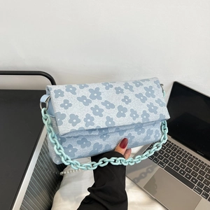 Sac à main bleu clair à motif marguerites avec une large bandoulière en chaîne