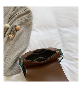 Détails du sac carré marron avec surpiqûres blanches et bandoulière bohème