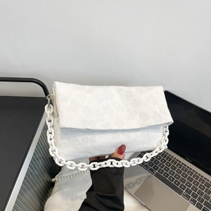 Sac à rabat en jacquard blanc à motif floral avec grosse chaîne et bandoulière perles