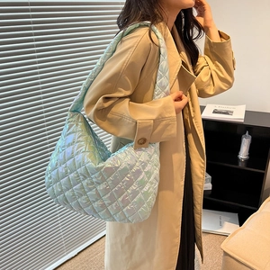 Holographic quilted tote bag with metallic finish and large capacity for autumn fashion