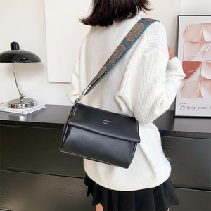 Sac Bandoulière Carré en Cuir PU Rétro pour Femmes Avec Large Bandoulière Brodée Ethnique et Coutures Contrastées