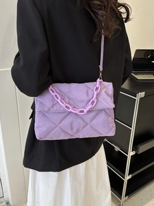 Détail du sac bandoulière en nylon matelassé lilas avec chaîne et bandoulière réglable
